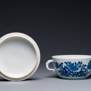 A Chinese blue and white square 'Long Eliza' flask and a covered bowl, Kangxi — 照片 8