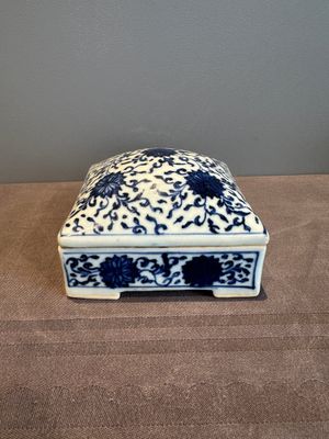 A Chinese blue and white square 'lotus scroll' box and cover, Qianlong — photo 1