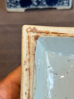 A Chinese blue and white square 'lotus scroll' box and cover, Qianlong — photo 11