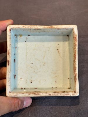A Chinese blue and white square 'lotus scroll' box and cover, Qianlong — photo 14