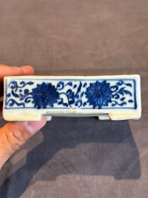 A Chinese blue and white square 'lotus scroll' box and cover, Qianlong — photo 19