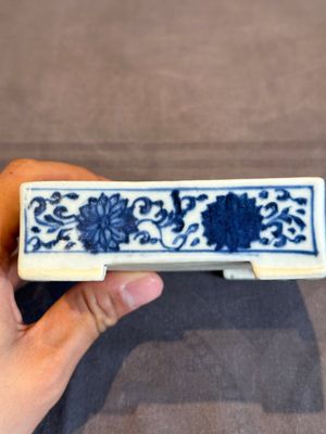 A Chinese blue and white square 'lotus scroll' box and cover, Qianlong — photo 20