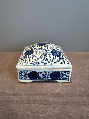A Chinese blue and white square 'lotus scroll' box and cover, Qianlong — photo 2