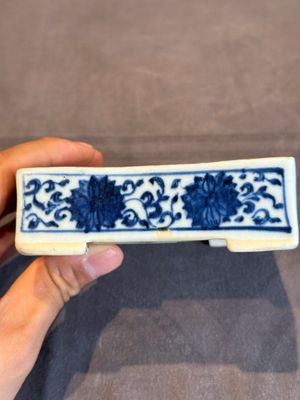 A Chinese blue and white square 'lotus scroll' box and cover, Qianlong — photo 21