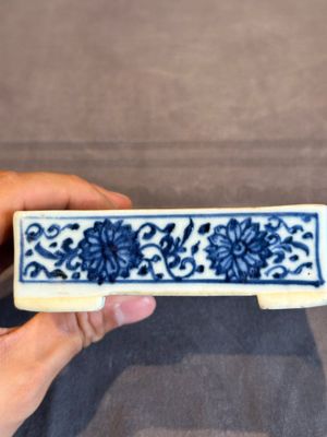 A Chinese blue and white square 'lotus scroll' box and cover, Qianlong — photo 22