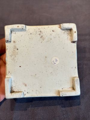 A Chinese blue and white square 'lotus scroll' box and cover, Qianlong — photo 23