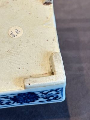 A Chinese blue and white square 'lotus scroll' box and cover, Qianlong — photo 26
