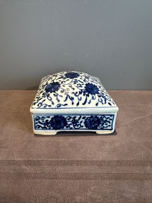 A Chinese blue and white square 'lotus scroll' box and cover, Qianlong — photo 3