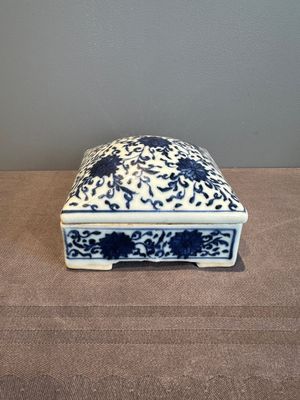 A Chinese blue and white square 'lotus scroll' box and cover, Qianlong — photo 4