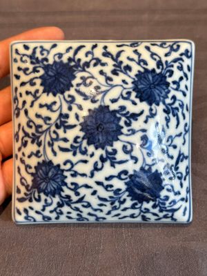 A Chinese blue and white square 'lotus scroll' box and cover, Qianlong — photo 5