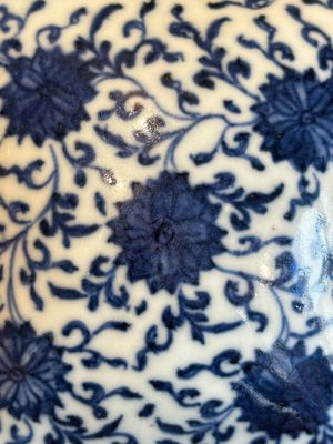 A Chinese blue and white square 'lotus scroll' box and cover, Qianlong — photo 6