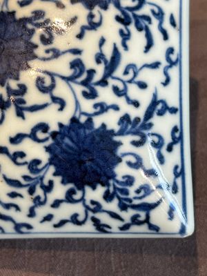 A Chinese blue and white square 'lotus scroll' box and cover, Qianlong — photo 7