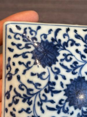 A Chinese blue and white square 'lotus scroll' box and cover, Qianlong — photo 8