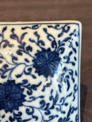 A Chinese blue and white square 'lotus scroll' box and cover, Qianlong — photo 9