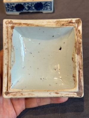 A Chinese blue and white square 'lotus scroll' box and cover, Qianlong — photo 10