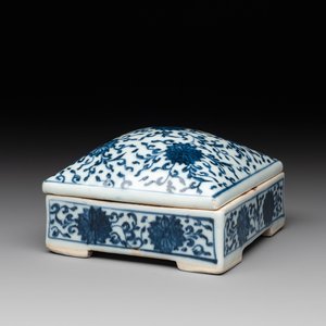 A Chinese blue and white square 'lotus scroll' box and cover, Qianlong — photo 1