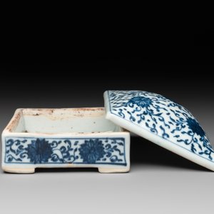 A Chinese blue and white square 'lotus scroll' box and cover, Qianlong — photo 2