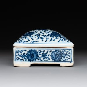 A Chinese blue and white square 'lotus scroll' box and cover, Qianlong — photo 3