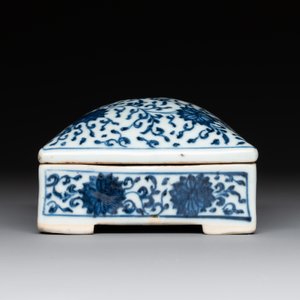 A Chinese blue and white square 'lotus scroll' box and cover, Qianlong — photo 4