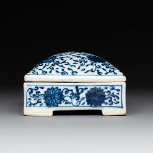 A Chinese blue and white square 'lotus scroll' box and cover, Qianlong — photo 5