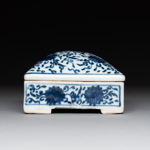 A Chinese blue and white square 'lotus scroll' box and cover, Qianlong — photo 6