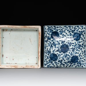 A Chinese blue and white square 'lotus scroll' box and cover, Qianlong — photo 7
