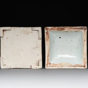 A Chinese blue and white square 'lotus scroll' box and cover, Qianlong — photo 8