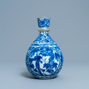 A Chinese blue and white 'squirrel and grapevine' huqqa base, Kangxi — 照片 1