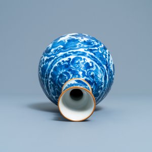 A Chinese blue and white 'squirrel and grapevine' huqqa base, Kangxi — 照片 4