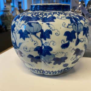 A Chinese blue and white 'squirrel and grapevine' vase, Wanli/Jiajing — photo 13