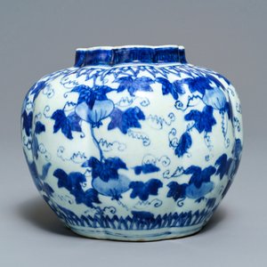 A Chinese blue and white 'squirrel and grapevine' vase, Wanli/Jiajing — 照片 4