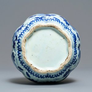 A Chinese blue and white 'squirrel and grapevine' vase, Wanli/Jiajing — 照片 6