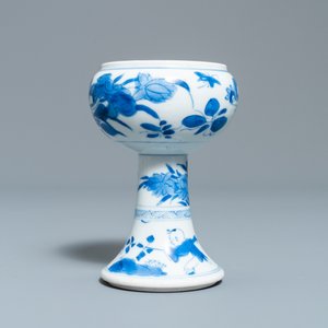 A Chinese blue and white stem bowl, Kangxi — 照片 3