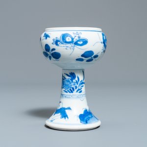A Chinese blue and white stem bowl, Kangxi — 照片 4