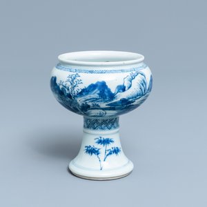 A Chinese blue and white stem cup with a continuous landscape scene, Kangxi/Yongzheng — 照片 1