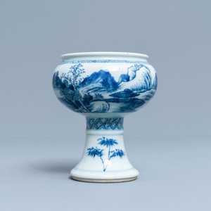A Chinese blue and white stem cup with a continuous landscape scene, Kangxi/Yongzheng — 照片 2