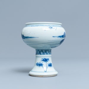 A Chinese blue and white stem cup with a continuous landscape scene, Kangxi/Yongzheng — 照片 4