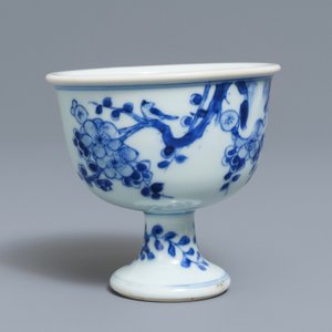 A Chinese blue and white stem cup with birds among blossoms, Transitional period — 照片 3