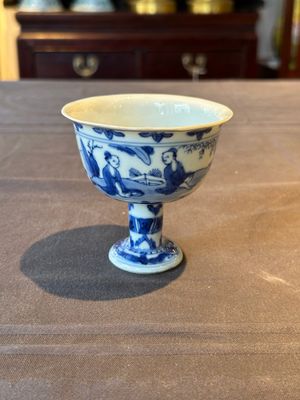A Chinese blue and white stem cup with scholars in a landscape, Transitional period — foto 1
