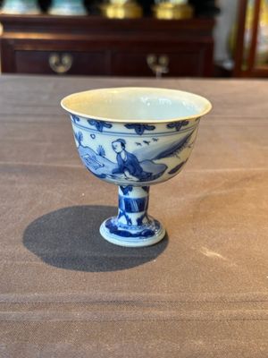 A Chinese blue and white stem cup with scholars in a landscape, Transitional period — foto 2