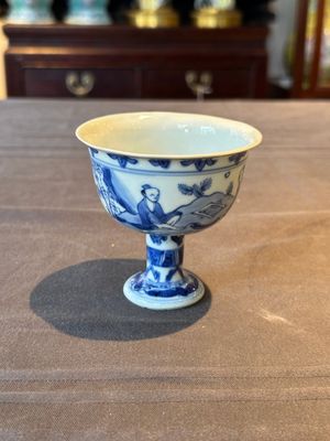 A Chinese blue and white stem cup with scholars in a landscape, Transitional period — foto 3