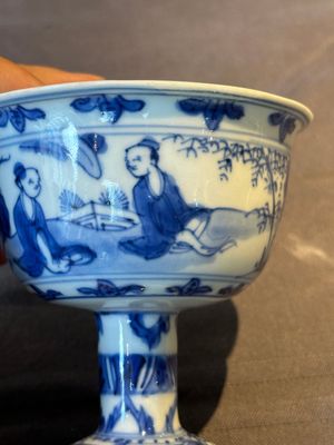 A Chinese blue and white stem cup with scholars in a landscape, Transitional period — foto 5