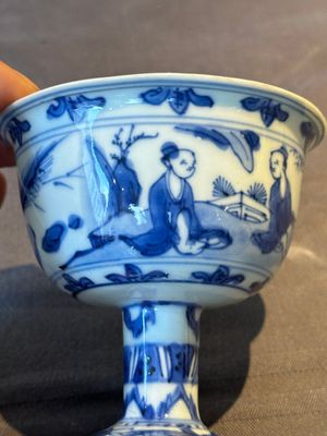 A Chinese blue and white stem cup with scholars in a landscape, Transitional period — foto 6