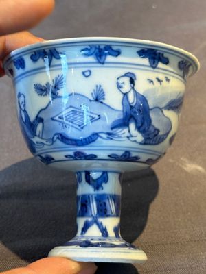 A Chinese blue and white stem cup with scholars in a landscape, Transitional period — foto 7