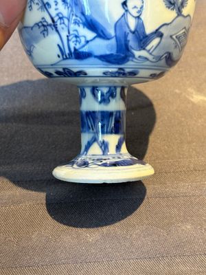 A Chinese blue and white stem cup with scholars in a landscape, Transitional period — foto 8