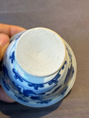 A Chinese blue and white stem cup with scholars in a landscape, Transitional period — foto 9