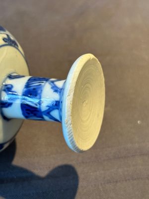 A Chinese blue and white stem cup with scholars in a landscape, Transitional period — foto 10