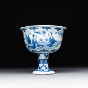 A Chinese blue and white stem cup with scholars in a landscape, Transitional period — foto 1