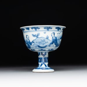 A Chinese blue and white stem cup with scholars in a landscape, Transitional period — foto 2