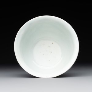 A Chinese blue and white stem cup with scholars in a landscape, Transitional period — foto 3